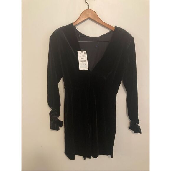 Zara black‎ velvet dress with flower detail - Picture 4 of 5